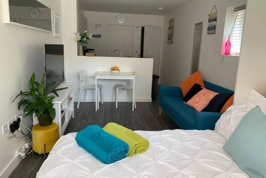 Bournemouth Nr Town Beach Train Coach Shops Lovely Entire Apartment Allows Quiet Good Dogs 외부 사진