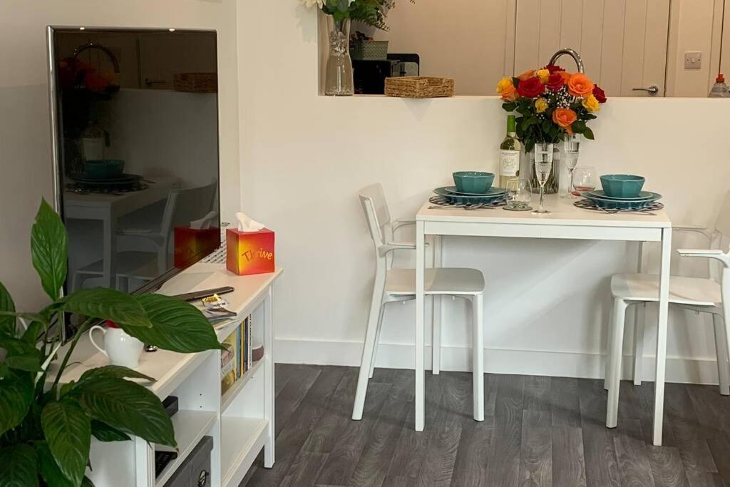 Bournemouth Nr Town Beach Train Coach Shops Lovely Entire Apartment Allows Quiet Good Dogs 외부 사진
