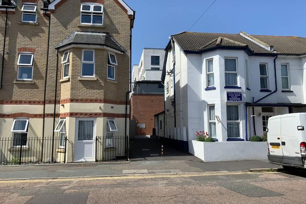 Bournemouth Nr Town Beach Train Coach Shops Lovely Entire Apartment Allows Quiet Good Dogs 외부 사진