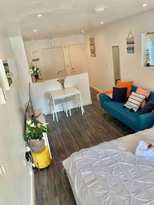 Bournemouth Nr Town Beach Train Coach Shops Lovely Entire Apartment Allows Quiet Good Dogs 외부 사진