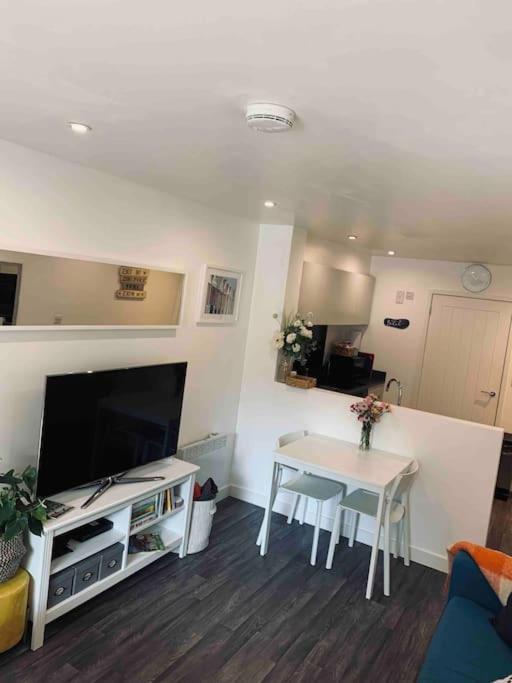 Bournemouth Nr Town Beach Train Coach Shops Lovely Entire Apartment Allows Quiet Good Dogs 외부 사진