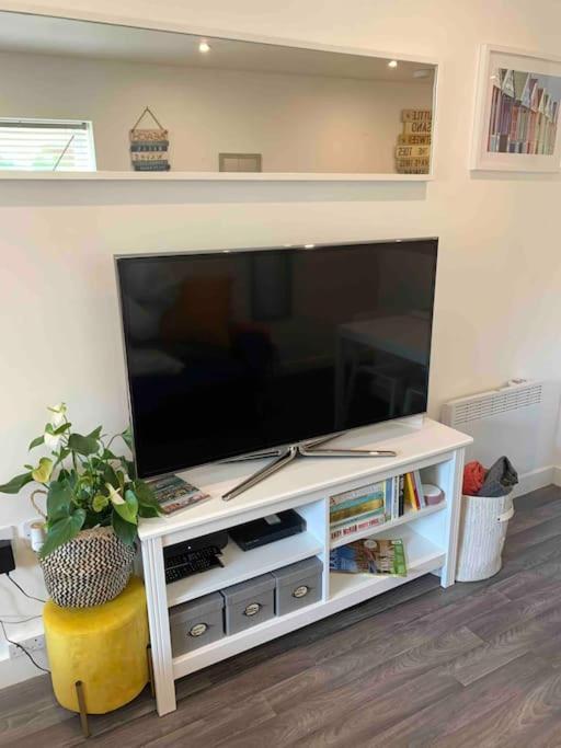 Bournemouth Nr Town Beach Train Coach Shops Lovely Entire Apartment Allows Quiet Good Dogs 외부 사진